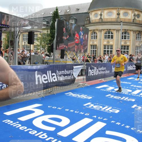 29.06.2025 - hella hamburg halbmarathon Michael Strokosch http://msf.ph/oto/8328608 29.06.2025 10:49:19 Ziel 2013, 6158, 8112, 9348, 10053, 10189, 13450, 14526, 15523, 16369, 16731 meine-sportfotos.de