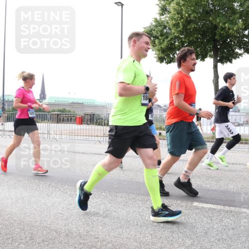 29.06.2025 - hella hamburg halbmarathon Lena Gebhardt http://msf.ph/oto/8328642 29.06.2025 10:23:40 Lombardsbrücke 1625, 184, 1048, 1304, 1362, 1545, 2125, 2489, 2925, 4122, 4391, 4646, 4728, 4793, 4990, 5055, 5160, 5358, 5406, 5661, 6502, 6747, 7029, 7820, 8031, 8149, 8181, 8502, 8676, 8716, 8918, 8920, 9217, 9301, 9603, 9715, 9877, 10649, 10739, 11044, 11300, 11454, 11793, 11798, 11879, 12073, 12874, 13149, 14265, 14338, 14510, 14512, 14521, 14821, 15709, 15739, 15853, 16185, 16251, 16416, 16558, 17013, 17099, 17199, 17207, 17299, 17719 meine-sportfotos.de