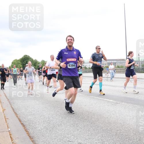 29.06.2025 - hella hamburg halbmarathon Lena Gebhardt http://msf.ph/oto/8328655 29.06.2025 10:57:59 Lombardsbrücke 15800, 1697, 9394, 10912, 1001, 1123, 1242, 1248, 1265, 1388, 1643, 2015, 2043, 2169, 2273, 2275, 2451, 2567, 2900, 3191, 3385, 3433, 3644, 3936, 3954, 4059, 4117, 4197, 4429, 4521, 4830, 5104, 5632, 5676, 5736, 5782, 6316, 6337, 6825, 6857, 6916, 7172, 7193, 7262, 7556, 7720, 7783, 7977, 7990, 8076, 8159, 8439, 8440, 8441, 8442, 8474, 8512, 8708, 8713, 8773, 8888, 9059, 9180, 9233, 9318, 9319, 9394, 9398, 9436, 9481, 9496, 9613, 9832 meine-sportfotos.de
