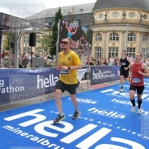 29.06.2025 - hella hamburg halbmarathon Michael Strokosch http://msf.ph/oto/8328677 29.06.2025 10:49:20 Ziel 2013, 4183, 4185, 6158, 8112, 9348, 10053, 10189, 11819, 13450, 14526, 15422, 16369 meine-sportfotos.de