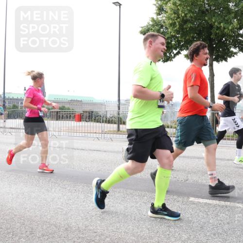 29.06.2025 - hella hamburg halbmarathon Lena Gebhardt http://msf.ph/oto/8328681 29.06.2025 10:23:40 Lombardsbrücke 1048, 1304, 1362, 1545, 2125, 2489, 2925, 4122, 4391, 4646, 4728, 4793, 4990, 5055, 5160, 5358, 5406, 5661, 6502, 6747, 7029, 7820, 8031, 8149, 8181, 8502, 8676, 8716, 8918, 8920, 9217, 9301, 9603, 9715, 9877, 10649, 10739, 11044, 11300, 11454, 11793, 11798, 11879, 12073, 12874, 13149, 14265, 14338, 14510, 14512, 14521, 14821, 15709, 15739, 15853, 16185, 16251, 16416, 16558, 17013, 17099, 17199, 17207, 17299, 17719 meine-sportfotos.de