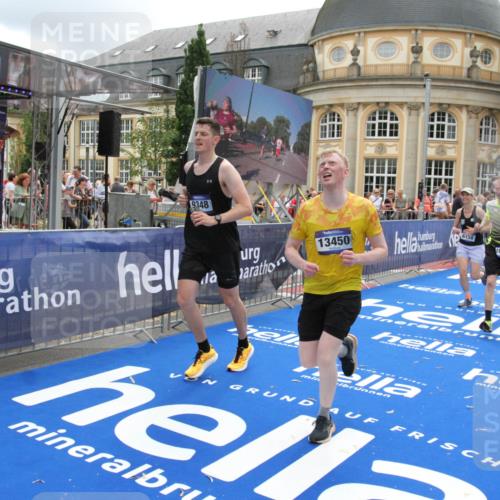29.06.2025 - hella hamburg halbmarathon Michael Strokosch http://msf.ph/oto/8328764 29.06.2025 10:49:22 Ziel 4183, 4185, 6158, 8112, 9348, 10053, 10189, 11819, 13450, 14526, 15422, 16369 meine-sportfotos.de