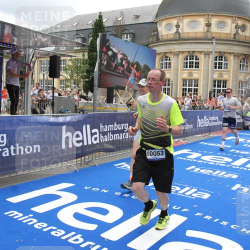 29.06.2025 - hella hamburg halbmarathon Michael Strokosch http://msf.ph/oto/8328861 29.06.2025 10:49:23 Ziel 4183, 4185, 6158, 8112, 9348, 10053, 10189, 11819, 13450, 14526, 15422, 16369 meine-sportfotos.de