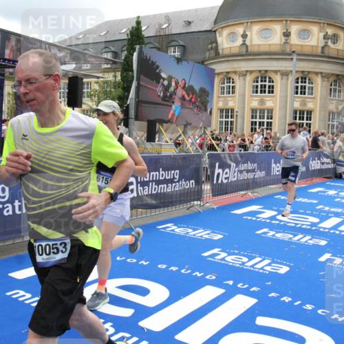 29.06.2025 - hella hamburg halbmarathon Michael Strokosch http://msf.ph/oto/8328878 29.06.2025 10:49:24 Ziel 4183, 4185, 6158, 9348, 10053, 10189, 11819, 12670, 13450, 14526, 15422, 15784, 15894, 15966 meine-sportfotos.de