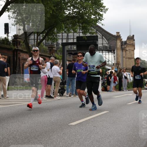 29.06.2025 - hella hamburg halbmarathon Yannick Fuchs http://msf.ph/oto/8328933 29.06.2025 10:51:37 20KM 1200, 1239, 1563, 1611, 2025, 2236, 2606, 2652, 2759, 2806, 2883, 3093, 3141, 3575, 4261, 4426, 4467, 4579, 5015, 5134, 5391, 5457, 5458, 6281, 6302, 6531, 6892, 7159, 7833, 9450, 10383, 10408, 10599, 12144, 12509, 12773, 13465, 13664, 15090, 15189, 15229, 15349, 16418, 16517, 17455, 17543, 17758, 18508 meine-sportfotos.de