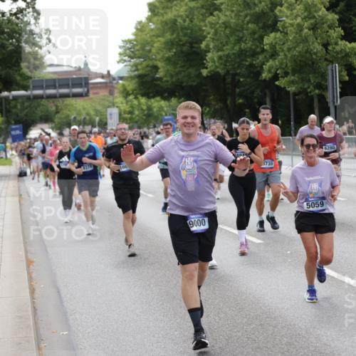 29.06.2025 - hella hamburg halbmarathon Jannik Wohlers http://msf.ph/oto/8329234 29.06.2025 10:40:07 Lombardsbrücke 2042, 2206, 2762, 2763, 3293, 3295, 3810, 4411, 4612, 4906, 5059, 5702, 5975, 6076, 6229, 6278, 6280, 6363, 6463, 7956, 8307, 8378, 8391, 8739, 9000, 9468, 10166, 10920, 11176, 11513, 11514, 11970, 11973, 12364, 12981, 13030, 13145, 13466, 14341, 14851, 15154, 15549, 15905, 15927, 15933, 16085, 16955, 17318, 17959, 18101, 18110, 18213, 18353, 18490, 18771, 18946, 19168 meine-sportfotos.de