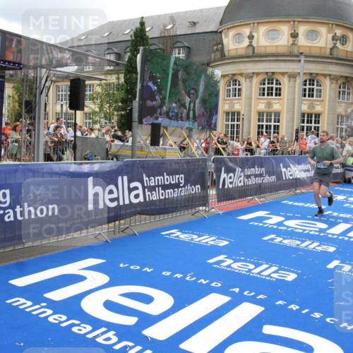29.06.2025 - hella hamburg halbmarathon Michael Strokosch http://msf.ph/oto/8329276 29.06.2025 10:49:29 Ziel 1342, 1476, 2878, 4183, 4185, 8437, 8813, 11339, 11779, 11819, 12670, 13269, 14838, 15422, 15784, 15894, 15966, 16891, 18476, 18887, 18960 meine-sportfotos.de