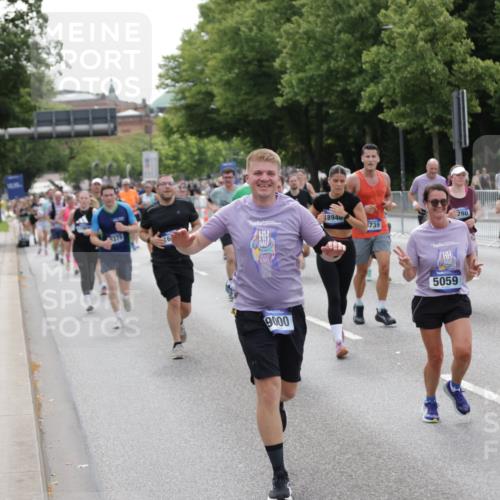 29.06.2025 - hella hamburg halbmarathon Jannik Wohlers http://msf.ph/oto/8329311 29.06.2025 10:40:07 Lombardsbrücke 2042, 2206, 2762, 2763, 3293, 3295, 3810, 4411, 4612, 4906, 5059, 5702, 5975, 6076, 6229, 6278, 6280, 6363, 6463, 7956, 8307, 8378, 8391, 8739, 9000, 9468, 10166, 10920, 11176, 11513, 11514, 11970, 11973, 12364, 12981, 13030, 13145, 13466, 14341, 14851, 15154, 15549, 15905, 15927, 15933, 16085, 16955, 17318, 17959, 18101, 18110, 18213, 18353, 18490, 18771, 18946, 19168 meine-sportfotos.de