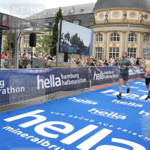 29.06.2025 - hella hamburg halbmarathon Michael Strokosch http://msf.ph/oto/8329357 29.06.2025 10:49:29 Ziel 1342, 1476, 2878, 4183, 4185, 8437, 8813, 11339, 11779, 11819, 12670, 13269, 14838, 15422, 15784, 15894, 15966, 16891, 18476, 18887, 18960 meine-sportfotos.de