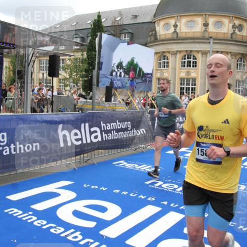 29.06.2025 - hella hamburg halbmarathon Michael Strokosch http://msf.ph/oto/8329384 29.06.2025 10:49:30 Ziel 1342, 1476, 2878, 8437, 8689, 8813, 11339, 11779, 12094, 12670, 13269, 14838, 15784, 15894, 15966, 16891, 18476, 18887, 18960 meine-sportfotos.de