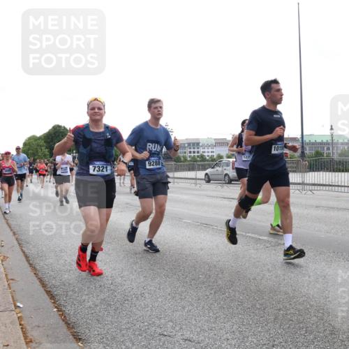 29.06.2025 - hella hamburg halbmarathon Lena Gebhardt http://msf.ph/oto/8329389 29.06.2025 10:37:51 Lombardsbrücke 7321, 9288, 1225, 10159, 1394, 1475, 1578, 1799, 1901, 1985, 2199, 2640, 2786, 2853, 3230, 3246, 3633, 3880, 4414, 4921, 5139, 5171, 5186, 5522, 5713, 5790, 5875, 6199, 6243, 6362, 6697, 6821, 6955, 7085, 7118, 7124, 7244, 7321, 7350, 7544, 7629, 7696, 7777, 8843, 8985, 9247, 9288, 9524, 9895, 10159, 10506, 10836, 11087, 11543, 12123, 12254, 12472, 12824, 16680, 17798 meine-sportfotos.de