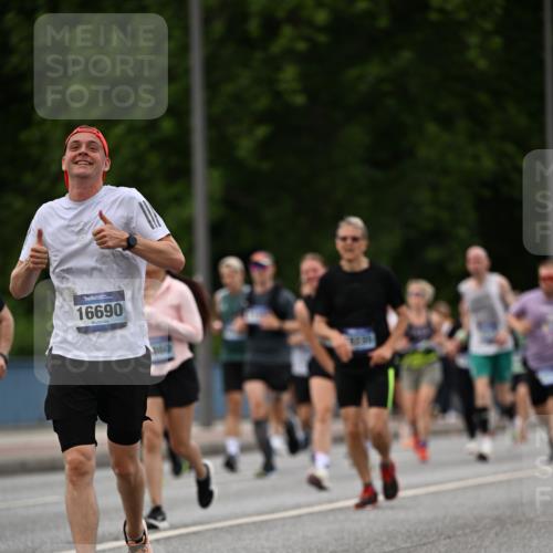 29.06.2025 - hella hamburg halbmarathon Dr. Thomas Lammeyer http://msf.ph/oto/8329442 29.06.2025 10:39:41 Kennedybrücke 2198, 2787, 3170, 3828, 3958, 4333, 4564, 4696, 4703, 4965, 5147, 6029, 6189, 6365, 6379, 6397, 6471, 6867, 7386, 8249, 8296, 8567, 9470, 9803, 9819, 10358, 10360, 10393, 10565, 10652, 11320, 11359 meine-sportfotos.de