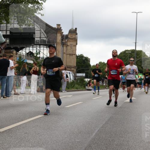 29.06.2025 - hella hamburg halbmarathon Yannick Fuchs http://msf.ph/oto/8329475 29.06.2025 10:51:38 20KM 1200, 1239, 1563, 1611, 2025, 2236, 2606, 2759, 2806, 2883, 3093, 3141, 3575, 4261, 4426, 4467, 4579, 5015, 5134, 5391, 5457, 5458, 6281, 6302, 6531, 6892, 7159, 7833, 9450, 10383, 10408, 10599, 12144, 12509, 12773, 13465, 13664, 15090, 15189, 15217, 15229, 15349, 16418, 16517, 17455, 17543, 18508, 18762 meine-sportfotos.de