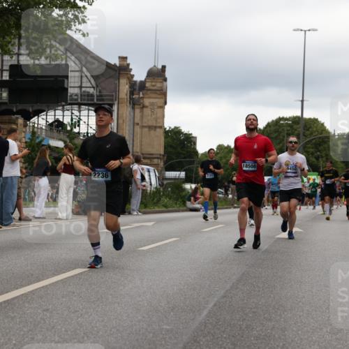 29.06.2025 - hella hamburg halbmarathon Yannick Fuchs http://msf.ph/oto/8329532 29.06.2025 10:51:38 20KM 1200, 1239, 1563, 1611, 2025, 2236, 2606, 2759, 2806, 2883, 3093, 3141, 3575, 4261, 4426, 4467, 4579, 5015, 5134, 5391, 5457, 5458, 6281, 6302, 6531, 6892, 7159, 7833, 9450, 10383, 10408, 10599, 12144, 12509, 12773, 13465, 13664, 15090, 15189, 15217, 15229, 15349, 16418, 16517, 17455, 17543, 18508, 18762 meine-sportfotos.de