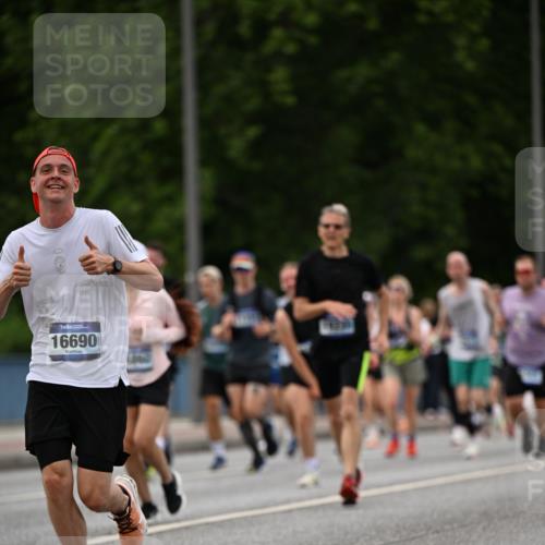 29.06.2025 - hella hamburg halbmarathon Dr. Thomas Lammeyer http://msf.ph/oto/8329552 29.06.2025 10:39:41 Kennedybrücke 2198, 2787, 3170, 3828, 3958, 4333, 4564, 4696, 4703, 4965, 5147, 6029, 6189, 6365, 6379, 6397, 6471, 6867, 7386, 8249, 8296, 8567, 9470, 9803, 9819, 10358, 10360, 10393, 10565, 10652, 11320, 11359 meine-sportfotos.de