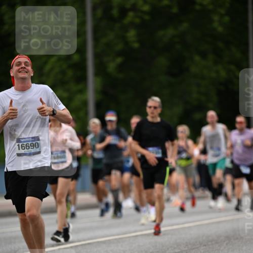 29.06.2025 - hella hamburg halbmarathon Dr. Thomas Lammeyer http://msf.ph/oto/8329655 29.06.2025 10:39:41 Kennedybrücke 2198, 2787, 3170, 3828, 3958, 4333, 4564, 4696, 4703, 4965, 5147, 6029, 6189, 6365, 6379, 6397, 6471, 6867, 7386, 8249, 8296, 8567, 9470, 9803, 9819, 10358, 10360, 10393, 10565, 10652, 11320, 11359 meine-sportfotos.de