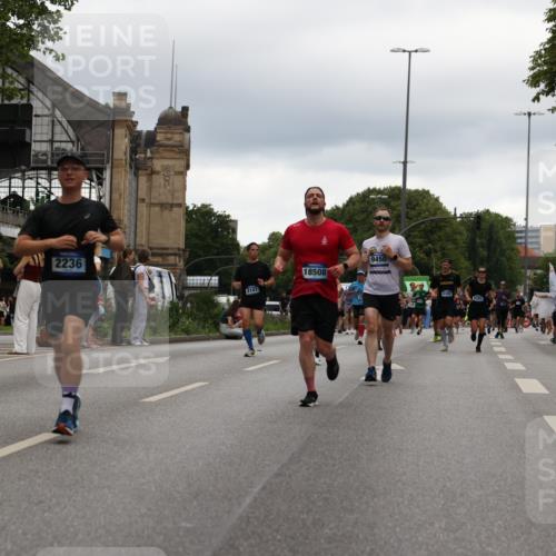 29.06.2025 - hella hamburg halbmarathon Yannick Fuchs http://msf.ph/oto/8329686 29.06.2025 10:51:38 20KM 1200, 1239, 1563, 1611, 2025, 2236, 2606, 2759, 2806, 2883, 3093, 3141, 3575, 4261, 4426, 4467, 4579, 5015, 5134, 5391, 5457, 5458, 6281, 6302, 6531, 6892, 7159, 7833, 9450, 10383, 10408, 10599, 12144, 12509, 12773, 13465, 13664, 15090, 15189, 15217, 15229, 15349, 16418, 16517, 17455, 17543, 18508, 18762 meine-sportfotos.de