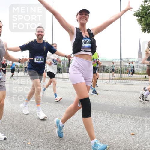 29.06.2025 - hella hamburg halbmarathon Lena Gebhardt http://msf.ph/oto/8329696 29.06.2025 10:47:29 Lombardsbrücke 13806, 13830, 1463, 090, 1045, 1185, 1434, 1463, 1523, 1593, 1607, 1704, 1926, 1961, 2148, 2327, 2407, 2537, 2555, 2704, 2790, 2882, 2994, 3339, 4037, 4184, 4239, 4325, 4423, 4483, 4806, 4895, 4974, 4975, 5621, 5622, 5895, 6255, 6256, 6485, 6496, 6879, 6995, 7073, 7403, 7430, 7431, 7630, 7631, 7970, 8105, 8131, 8270, 8550, 8706, 8915, 8953, 8967, 9018, 9687, 10991, 11351, 11458, 11730, 11738, 11802, 11909, 12431 meine-sportfotos.de