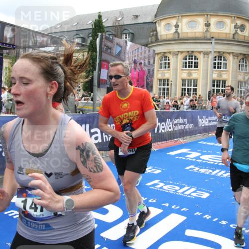 29.06.2025 - hella hamburg halbmarathon Michael Strokosch http://msf.ph/oto/8329706 29.06.2025 10:49:34 Ziel 1342, 1476, 2516, 2592, 2596, 2878, 2889, 5705, 8437, 8689, 8813, 9038, 9649, 11339, 11340, 11679, 11779, 12094, 13233, 13269, 14562, 14838, 15392, 15857, 16114, 16592, 16738, 16891, 17001, 18476, 18887, 18960 meine-sportfotos.de
