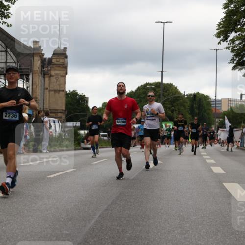 29.06.2025 - hella hamburg halbmarathon Yannick Fuchs http://msf.ph/oto/8329741 29.06.2025 10:51:38 20KM 1200, 1239, 1563, 1611, 2025, 2236, 2606, 2759, 2806, 2883, 3093, 3141, 3575, 4261, 4426, 4467, 4579, 5015, 5134, 5391, 5457, 5458, 6281, 6302, 6531, 6892, 7159, 7833, 9450, 10383, 10408, 10599, 12144, 12509, 12773, 13465, 13664, 15090, 15189, 15217, 15229, 15349, 16418, 16517, 17455, 17543, 18508, 18762 meine-sportfotos.de