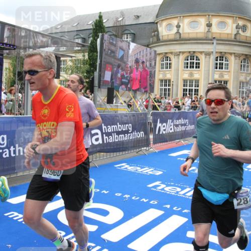 29.06.2025 - hella hamburg halbmarathon Michael Strokosch http://msf.ph/oto/8329773 29.06.2025 10:49:34 Ziel 1342, 1476, 2516, 2592, 2596, 2878, 2889, 5705, 8437, 8689, 8813, 9038, 9649, 11339, 11340, 11679, 11779, 12094, 13233, 13269, 14562, 14838, 15392, 15857, 16114, 16592, 16738, 16891, 17001, 18476, 18887, 18960 meine-sportfotos.de