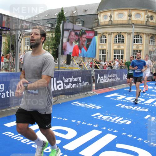 29.06.2025 - hella hamburg halbmarathon Michael Strokosch http://msf.ph/oto/8329877 29.06.2025 10:49:35 Ziel 1476, 2516, 2592, 2596, 2878, 2889, 5705, 8437, 8689, 8813, 9038, 9649, 11339, 11340, 11679, 12094, 13233, 13269, 14562, 15392, 15857, 16114, 16592, 16738, 16891, 17001, 18476, 18887, 18960 meine-sportfotos.de