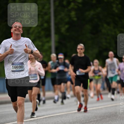 29.06.2025 - hella hamburg halbmarathon Dr. Thomas Lammeyer http://msf.ph/oto/8329996 29.06.2025 10:39:41 Kennedybrücke 2198, 2787, 3170, 3828, 3958, 4333, 4564, 4696, 4703, 4965, 5147, 6029, 6189, 6365, 6379, 6397, 6471, 6867, 7386, 8249, 8296, 8567, 9470, 9803, 9819, 10358, 10360, 10393, 10565, 10652, 11320, 11359 meine-sportfotos.de