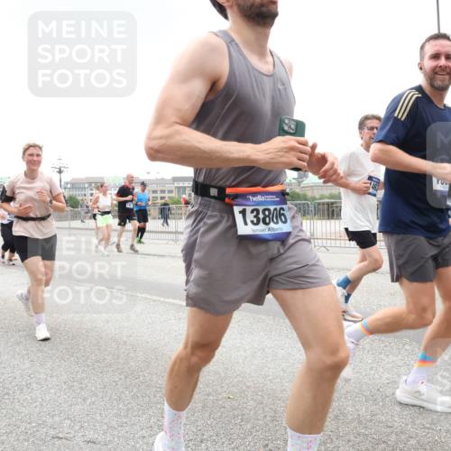 29.06.2025 - hella hamburg halbmarathon Lena Gebhardt http://msf.ph/oto/8330036 29.06.2025 10:47:29 Lombardsbrücke 4895, 13806, 463, 1045, 1185, 1434, 1463, 1523, 1593, 1607, 1704, 1926, 1961, 2148, 2327, 2407, 2537, 2555, 2704, 2790, 2882, 2994, 3339, 4037, 4184, 4239, 4325, 4423, 4483, 4806, 4895, 4974, 4975, 5621, 5622, 5895, 6255, 6256, 6485, 6496, 6879, 6995, 7073, 7403, 7430, 7431, 7630, 7631, 7970, 8105, 8131, 8270, 8550, 8706, 8915, 8953, 8967, 9018, 9687, 10991, 11351, 11458, 11730, 11738, 11802, 11909, 12431 meine-sportfotos.de