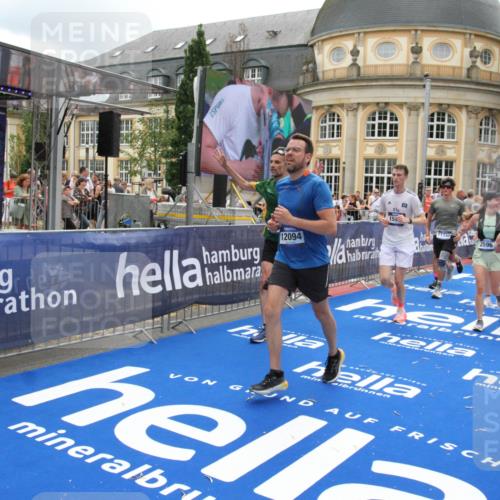 29.06.2025 - hella hamburg halbmarathon Michael Strokosch http://msf.ph/oto/8330042 29.06.2025 10:49:36 Ziel 2516, 2592, 2596, 2878, 2889, 5705, 8437, 8689, 8813, 9038, 9649, 11339, 11340, 11679, 11977, 12094, 13233, 14562, 15392, 15857, 16114, 16592, 16738, 17001, 18476, 18960 meine-sportfotos.de