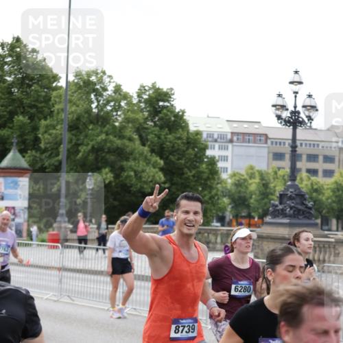 29.06.2025 - hella hamburg halbmarathon Jannik Wohlers http://msf.ph/oto/8330049 29.06.2025 10:40:11 Lombardsbrücke 1323, 2042, 2173, 2206, 2762, 2763, 3293, 3306, 4044, 4411, 4612, 4906, 4972, 5059, 5702, 6076, 6163, 6229, 6278, 6280, 6363, 7956, 8307, 8378, 8391, 8739, 9000, 9468, 9946, 10166, 10920, 10940, 11513, 11514, 12981, 13030, 13145, 13773, 14341, 15154, 15905, 15933, 16085, 16955, 17267, 17959, 18101, 18110, 18213, 18353, 18490, 18771, 18946, 19168 meine-sportfotos.de