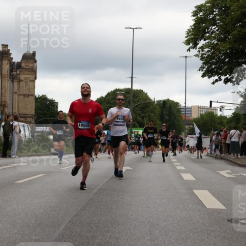 29.06.2025 - hella hamburg halbmarathon Yannick Fuchs http://msf.ph/oto/8330071 29.06.2025 10:51:39 20KM 1200, 1239, 1563, 1611, 2025, 2236, 2606, 2759, 2806, 2883, 3093, 3141, 3575, 4426, 4467, 4579, 4833, 5015, 5134, 5391, 5457, 5458, 6281, 6302, 6531, 6892, 7159, 7833, 9450, 10383, 10408, 10599, 12144, 12509, 12773, 13465, 13664, 15189, 15217, 15229, 15349, 16418, 16517, 17455, 17543, 18508, 18762 meine-sportfotos.de