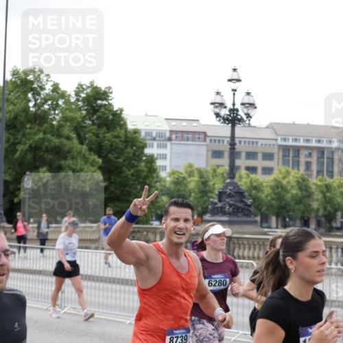 29.06.2025 - hella hamburg halbmarathon Jannik Wohlers http://msf.ph/oto/8330079 29.06.2025 10:40:11 Lombardsbrücke 1323, 2042, 2173, 2206, 2762, 2763, 3293, 3306, 4044, 4411, 4612, 4906, 4972, 5059, 5702, 6076, 6163, 6229, 6278, 6280, 6363, 7956, 8307, 8378, 8391, 8739, 9000, 9468, 9946, 10166, 10920, 10940, 11513, 11514, 12981, 13030, 13145, 13773, 14341, 15154, 15905, 15933, 16085, 16955, 17267, 17959, 18101, 18110, 18213, 18353, 18490, 18771, 18946, 19168 meine-sportfotos.de