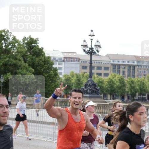 29.06.2025 - hella hamburg halbmarathon Jannik Wohlers http://msf.ph/oto/8330086 29.06.2025 10:40:11 Lombardsbrücke 1323, 2042, 2173, 2206, 2762, 2763, 3293, 3306, 4044, 4411, 4612, 4906, 4972, 5059, 5702, 6076, 6163, 6229, 6278, 6280, 6363, 7956, 8307, 8378, 8391, 8739, 9000, 9468, 9946, 10166, 10920, 10940, 11513, 11514, 12981, 13030, 13145, 13773, 14341, 15154, 15905, 15933, 16085, 16955, 17267, 17959, 18101, 18110, 18213, 18353, 18490, 18771, 18946, 19168 meine-sportfotos.de