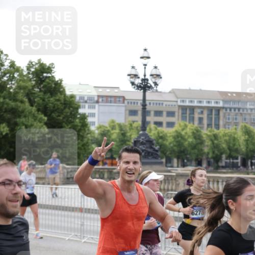 29.06.2025 - hella hamburg halbmarathon Jannik Wohlers http://msf.ph/oto/8330096 29.06.2025 10:40:11 Lombardsbrücke 1323, 2042, 2173, 2206, 2762, 2763, 3293, 3306, 4044, 4411, 4612, 4906, 4972, 5059, 5702, 6076, 6163, 6229, 6278, 6280, 6363, 7956, 8307, 8378, 8391, 8739, 9000, 9468, 9946, 10166, 10920, 10940, 11513, 11514, 12981, 13030, 13145, 13773, 14341, 15154, 15905, 15933, 16085, 16955, 17267, 17959, 18101, 18110, 18213, 18353, 18490, 18771, 18946, 19168 meine-sportfotos.de