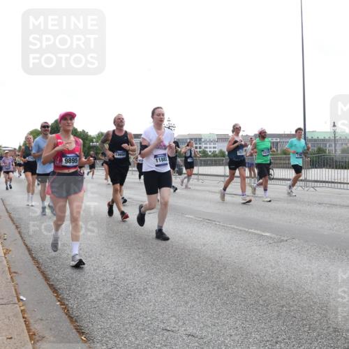 29.06.2025 - hella hamburg halbmarathon Lena Gebhardt http://msf.ph/oto/8330098 29.06.2025 10:37:53 Lombardsbrücke 9247, 13650, 9895, 1831, 11882, 1831, 1799, 1394, 1475, 1578, 1799, 1901, 1985, 2199, 2640, 2786, 2853, 3230, 3246, 3633, 3880, 4414, 4921, 5139, 5171, 5186, 5522, 5713, 5790, 5875, 6199, 6243, 6362, 6697, 6821, 6955, 7118, 7124, 7165, 7244, 7321, 7350, 7544, 7552, 7629, 7696, 7777, 8985, 9247, 9288, 9524, 9895, 10159, 10506, 10836, 11087, 11543, 12123, 12254, 12472, 12824, 16680, 17798 meine-sportfotos.de