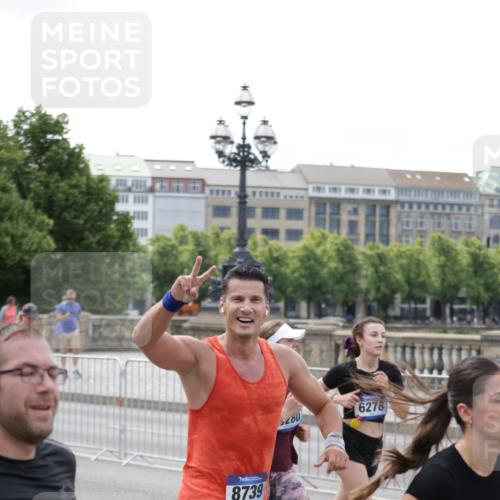29.06.2025 - hella hamburg halbmarathon Jannik Wohlers http://msf.ph/oto/8330102 29.06.2025 10:40:11 Lombardsbrücke 1323, 2042, 2173, 2206, 2762, 2763, 3293, 3306, 4044, 4411, 4612, 4906, 4972, 5059, 5702, 6076, 6163, 6229, 6278, 6280, 6363, 7956, 8307, 8378, 8391, 8739, 9000, 9468, 9946, 10166, 10920, 10940, 11513, 11514, 12981, 13030, 13145, 13773, 14341, 15154, 15905, 15933, 16085, 16955, 17267, 17959, 18101, 18110, 18213, 18353, 18490, 18771, 18946, 19168 meine-sportfotos.de