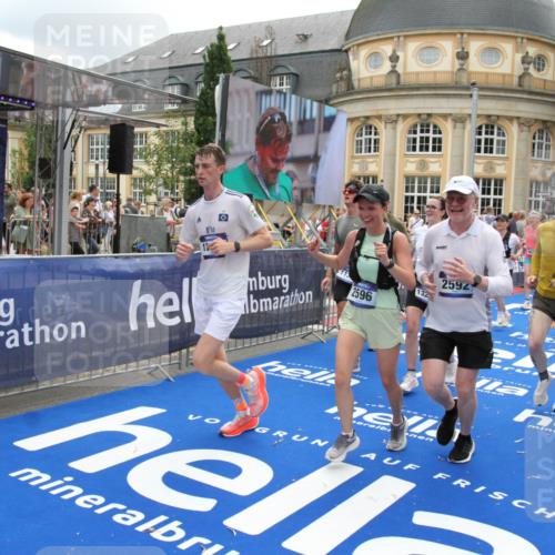 29.06.2025 - hella hamburg halbmarathon Michael Strokosch http://msf.ph/oto/8330142 29.06.2025 10:49:38 Ziel 2504, 2516, 2592, 2596, 2889, 2937, 5705, 5978, 8437, 8689, 9038, 9463, 9649, 11340, 11679, 11977, 12094, 13233, 14562, 15392, 15857, 16114, 16592, 16738, 17001 meine-sportfotos.de
