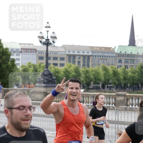 29.06.2025 - hella hamburg halbmarathon Jannik Wohlers http://msf.ph/oto/8330160 29.06.2025 10:40:11 Lombardsbrücke 1323, 2042, 2173, 2206, 2762, 2763, 3293, 3306, 4044, 4411, 4612, 4906, 4972, 5059, 5702, 6076, 6163, 6229, 6278, 6280, 6363, 7956, 8307, 8378, 8391, 8739, 9000, 9468, 9946, 10166, 10920, 10940, 11513, 11514, 12981, 13030, 13145, 13773, 14341, 15154, 15905, 15933, 16085, 16955, 17267, 17959, 18101, 18110, 18213, 18353, 18490, 18771, 18946, 19168 meine-sportfotos.de