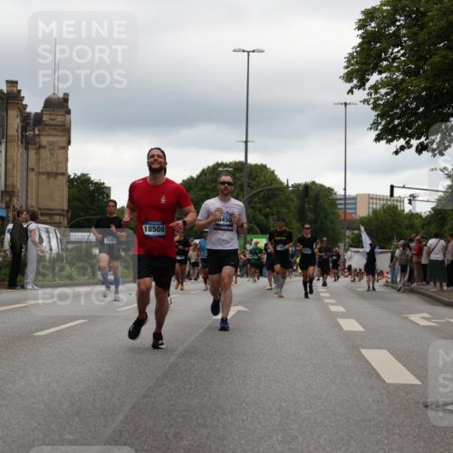 29.06.2025 - hella hamburg halbmarathon Yannick Fuchs http://msf.ph/oto/8330163 29.06.2025 10:51:39 20KM 1200, 1239, 1563, 1611, 2025, 2236, 2606, 2759, 2806, 2883, 3093, 3141, 3575, 4426, 4467, 4579, 4833, 5015, 5134, 5391, 5457, 5458, 6281, 6302, 6531, 6892, 7159, 7833, 9450, 10383, 10408, 10599, 12144, 12509, 12773, 13465, 13664, 15189, 15217, 15229, 15349, 16418, 16517, 17455, 17543, 18508, 18762 meine-sportfotos.de