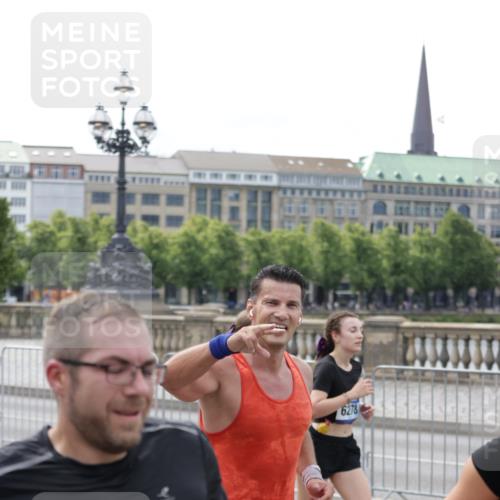 29.06.2025 - hella hamburg halbmarathon Jannik Wohlers http://msf.ph/oto/8330170 29.06.2025 10:40:11 Lombardsbrücke 1323, 2042, 2173, 2206, 2762, 2763, 3293, 3306, 4044, 4411, 4612, 4906, 4972, 5059, 5702, 6076, 6163, 6229, 6278, 6280, 6363, 7956, 8307, 8378, 8391, 8739, 9000, 9468, 9946, 10166, 10920, 10940, 11513, 11514, 12981, 13030, 13145, 13773, 14341, 15154, 15905, 15933, 16085, 16955, 17267, 17959, 18101, 18110, 18213, 18353, 18490, 18771, 18946, 19168 meine-sportfotos.de