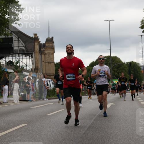 29.06.2025 - hella hamburg halbmarathon Yannick Fuchs http://msf.ph/oto/8330213 29.06.2025 10:51:39 20KM 1200, 1239, 1563, 1611, 2025, 2236, 2606, 2759, 2806, 2883, 3093, 3141, 3575, 4426, 4467, 4579, 4833, 5015, 5134, 5391, 5457, 5458, 6281, 6302, 6531, 6892, 7159, 7833, 9450, 10383, 10408, 10599, 12144, 12509, 12773, 13465, 13664, 15189, 15217, 15229, 15349, 16418, 16517, 17455, 17543, 18508, 18762 meine-sportfotos.de