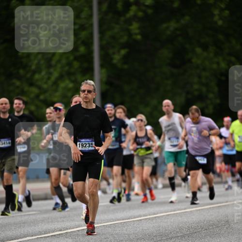 29.06.2025 - hella hamburg halbmarathon Dr. Thomas Lammeyer http://msf.ph/oto/8330273 29.06.2025 10:39:43 Kennedybrücke 2198, 2412, 2787, 3170, 3828, 3958, 4333, 4564, 4696, 4703, 4965, 5147, 6029, 6189, 6365, 6379, 6397, 6471, 6867, 8249, 8296, 8567, 9470, 9803, 9819, 10358, 10360, 10565, 10652, 11320, 11359 meine-sportfotos.de