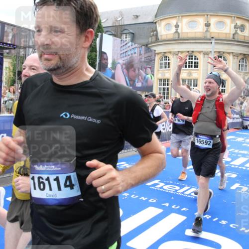 29.06.2025 - hella hamburg halbmarathon Michael Strokosch http://msf.ph/oto/8330303 29.06.2025 10:49:39 Ziel 2504, 2516, 2592, 2596, 2889, 2937, 5705, 5978, 6115, 8689, 9038, 9463, 9649, 11340, 11679, 11977, 12094, 13233, 14562, 15392, 15857, 16114, 16592, 16738, 17001, 18058 meine-sportfotos.de