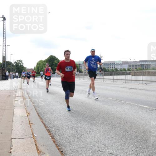 29.06.2025 - hella hamburg halbmarathon Lena Gebhardt http://msf.ph/oto/8330317 29.06.2025 10:13:06 Lombardsbrücke 17699, 16255, 1007, 1020, 1051, 1249, 1747, 1851, 1859, 1939, 2531, 2891, 2942, 2961, 3218, 3360, 3728, 3729, 4532, 5150, 6207, 6489, 7346, 7873, 7907, 8398, 8405, 8913, 8917, 9141, 9527, 10067, 10402, 11025, 11720, 12456, 12492, 13566, 14404, 14869, 15012, 15531, 15922, 16030, 16255, 16323, 16437, 16826, 16911, 17061, 17474, 17699, 17988, 17994, 18048, 18178, 18320, 18530, 18732 meine-sportfotos.de