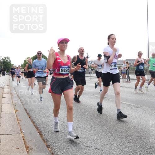 29.06.2025 - hella hamburg halbmarathon Lena Gebhardt http://msf.ph/oto/8330319 29.06.2025 10:37:54 Lombardsbrücke 12242, 9895, 3650, 10836, 11882, 18319, 18317, 1196, 1394, 1475, 1578, 1799, 1901, 1966, 1985, 2199, 2640, 2786, 2853, 3230, 3246, 3633, 3880, 4414, 4921, 5139, 5171, 5186, 5522, 5713, 5875, 6199, 6243, 6362, 6697, 6821, 6955, 7118, 7124, 7165, 7244, 7321, 7350, 7552, 7629, 7696, 7777, 7914, 8985, 9247, 9288, 9895, 10159, 10506, 10836, 11087, 11543, 12123, 12254, 12472, 12824, 16680, 17798 meine-sportfotos.de