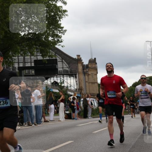 29.06.2025 - hella hamburg halbmarathon Yannick Fuchs http://msf.ph/oto/8330323 29.06.2025 10:51:40 20KM 1200, 1239, 1563, 1611, 2025, 2236, 2606, 2759, 2806, 2883, 3093, 3141, 3575, 4426, 4467, 4579, 4833, 5391, 6281, 6302, 6531, 6892, 7833, 9450, 9485, 10383, 10408, 10599, 12144, 12509, 12773, 13465, 13664, 15189, 15217, 15229, 15349, 16418, 16517, 17455, 17543, 18508, 18762 meine-sportfotos.de