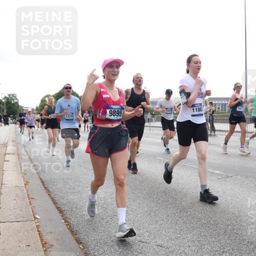 29.06.2025 - hella hamburg halbmarathon Lena Gebhardt http://msf.ph/oto/8330368 29.06.2025 10:37:54 Lombardsbrücke 12242, 9895, 10836, 11882, 18317, 18319, 1795, 1196, 1394, 1475, 1578, 1799, 1901, 1966, 1985, 2199, 2640, 2786, 2853, 3230, 3246, 3633, 3880, 4414, 4921, 5139, 5171, 5186, 5522, 5713, 5875, 6199, 6243, 6362, 6697, 6821, 6955, 7118, 7124, 7165, 7244, 7321, 7350, 7552, 7629, 7696, 7777, 7914, 8985, 9247, 9288, 9895, 10159, 10506, 10836, 11087, 11543, 12123, 12254, 12472, 12824, 16680, 17798 meine-sportfotos.de
