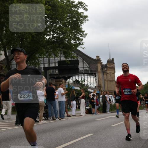 29.06.2025 - hella hamburg halbmarathon Yannick Fuchs http://msf.ph/oto/8330377 29.06.2025 10:51:40 20KM 1200, 1239, 1563, 1611, 2025, 2236, 2606, 2759, 2806, 2883, 3093, 3141, 3575, 4426, 4467, 4579, 4833, 5391, 6281, 6302, 6531, 6892, 7833, 9450, 9485, 10383, 10408, 10599, 12144, 12509, 12773, 13465, 13664, 15189, 15217, 15229, 15349, 16418, 16517, 17455, 17543, 18508, 18762 meine-sportfotos.de