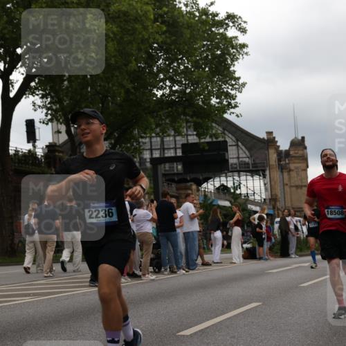 29.06.2025 - hella hamburg halbmarathon Yannick Fuchs http://msf.ph/oto/8330409 29.06.2025 10:51:40 20KM 1200, 1239, 1563, 1611, 2025, 2236, 2606, 2759, 2806, 2883, 3093, 3141, 3575, 4426, 4467, 4579, 4833, 5391, 6281, 6302, 6531, 6892, 7833, 9450, 9485, 10383, 10408, 10599, 12144, 12509, 12773, 13465, 13664, 15189, 15217, 15229, 15349, 16418, 16517, 17455, 17543, 18508, 18762 meine-sportfotos.de
