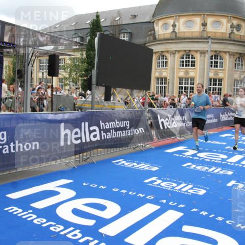 29.06.2025 - hella hamburg halbmarathon Michael Strokosch http://msf.ph/oto/8330429 29.06.2025 10:49:41 Ziel 2504, 2516, 2706, 2889, 2937, 3060, 5705, 5978, 6115, 7332, 9038, 9463, 9619, 9649, 11340, 11679, 11977, 13233, 14562, 15392, 16114, 16592, 16738, 16843, 17001, 18058, 18451 meine-sportfotos.de
